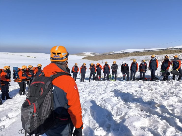 Van'da AFAD ekiplerinin çığda arama kurtarma eğitimleri devam ediyor