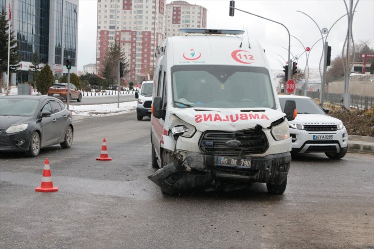 Yozgat'ta ambulansla otomobilin çarpıştığı kazada 2 kişi yaralandı