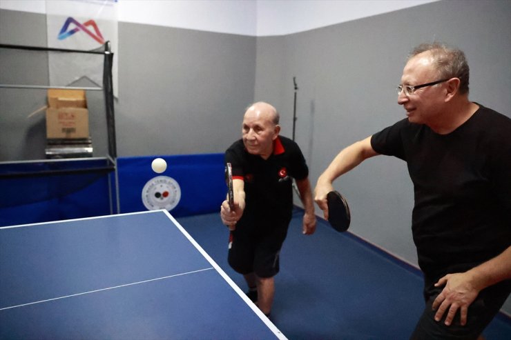 87 yaşındaki masa tenisçi Ahmet Özer, 54 yaşındaki oğluyla raket sallıyor