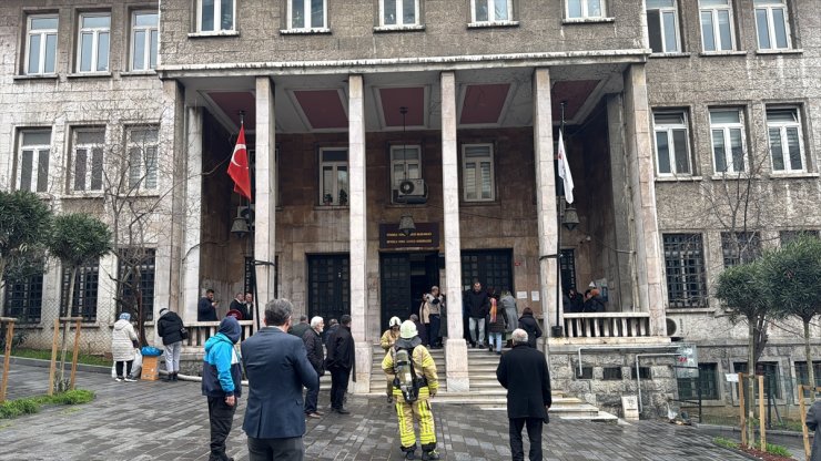 Beyoğlu'nda vergi dairesinin bodrumunda çıkan yangın söndürüldü