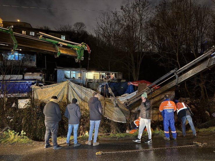 İstanbul'da dereye düşen çöp kamyonunun sürücüsü yaralandı