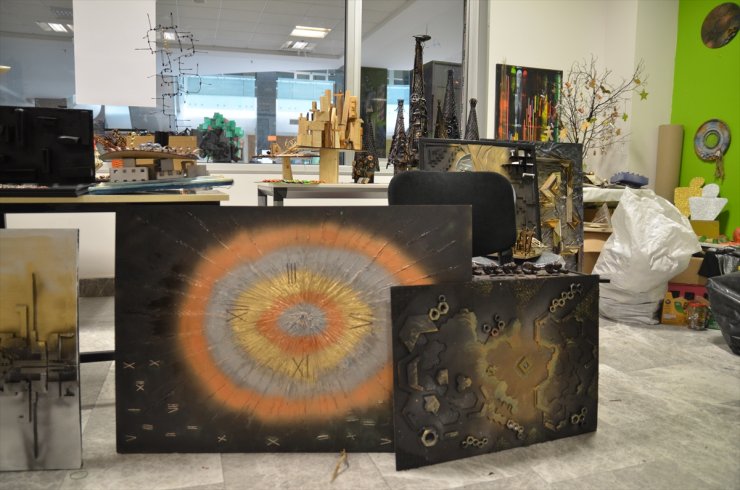 Öğrencileriyle topladığı atıkları sanat eserine dönüştürüyor