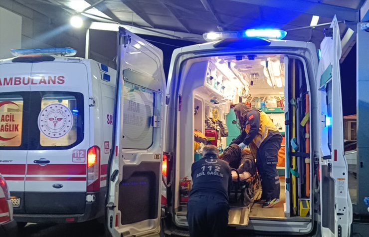 Adana'da iki otomobilin çarpıştığı kazada 2'si ağır 3 kişi yaralandı