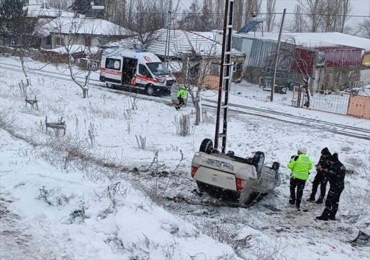 Amasya'da devrilen otomobildeki 3 kişi yaralandı