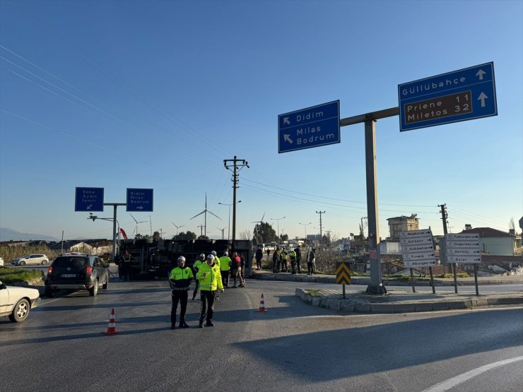 Aydın'da yangına giderken devrilen itfaiye aracındaki 3 personel yaralandı