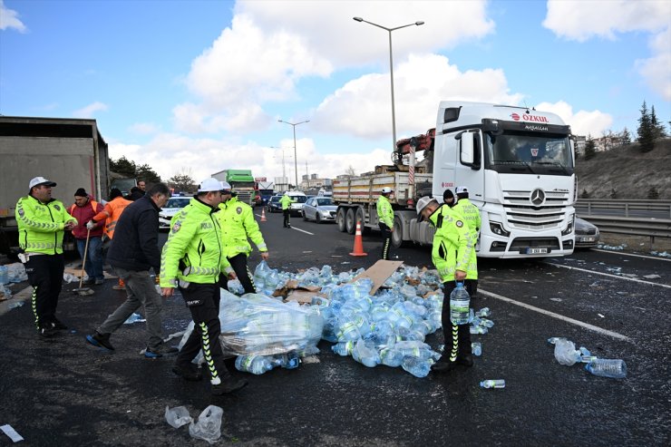 Başkentte devrilen su yüklü kamyon 3 araca çarpıp durabildi