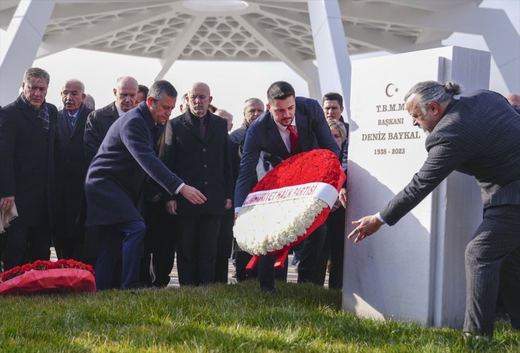 CHP Genel Başkanı Özgür Özel, Deniz Baykal için düzenlenen anma törenine katıldı