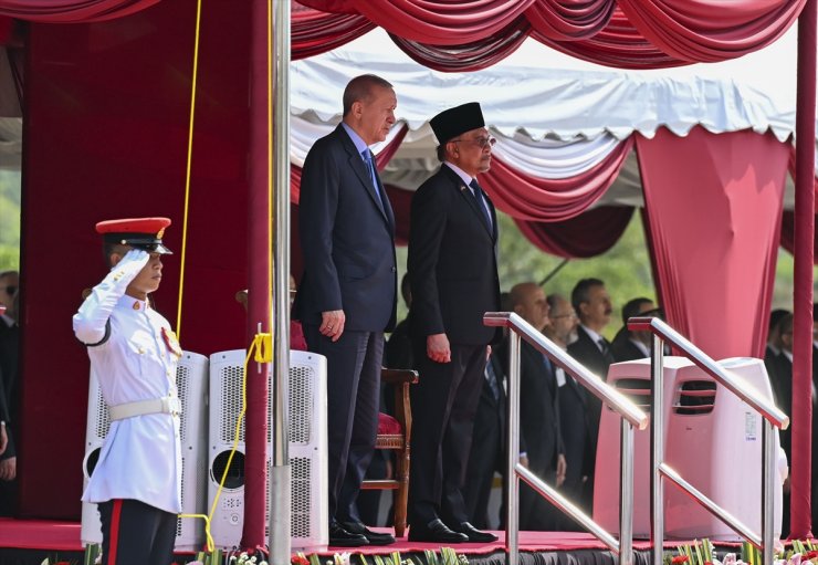 Cumhurbaşkanı Erdoğan, Malezya'da resmi törenle karşılandı