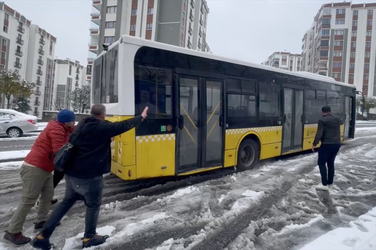 İstanbul'da etkili olan kar yağışı nedeniyle İETT otobüsü yolda kaldı