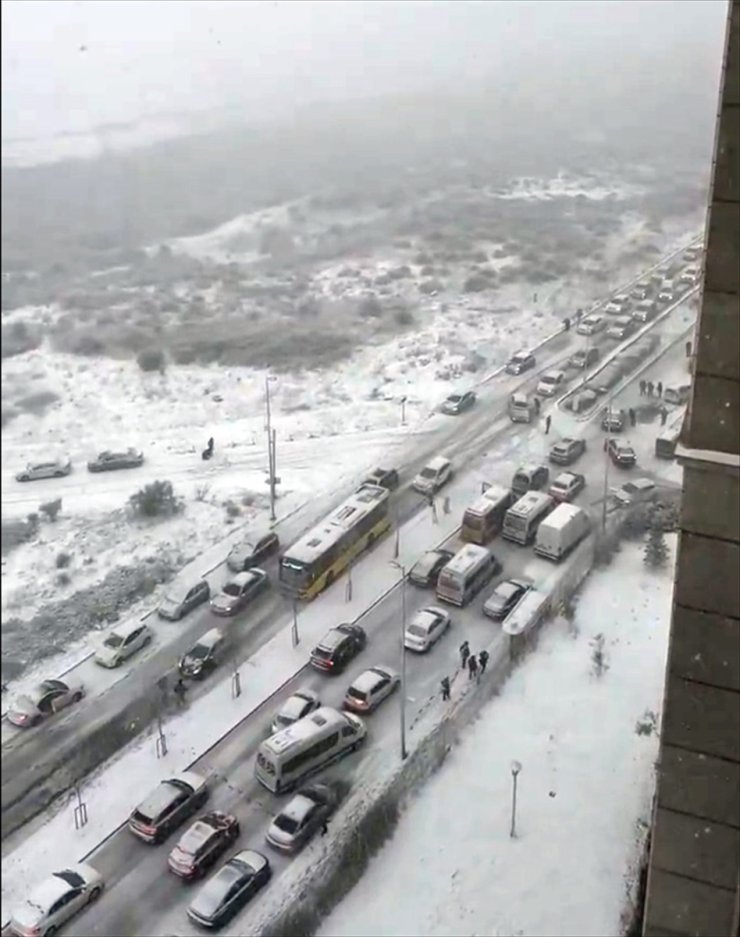 İstanbul'da etkili olan kar yağışı hayatı olumsuz etkiledi