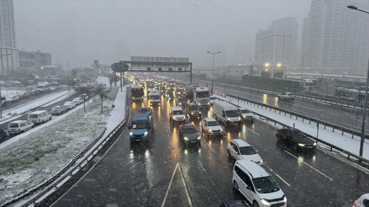 İstanbul'da kar yağışı ulaşımı olumsuz etkiledi