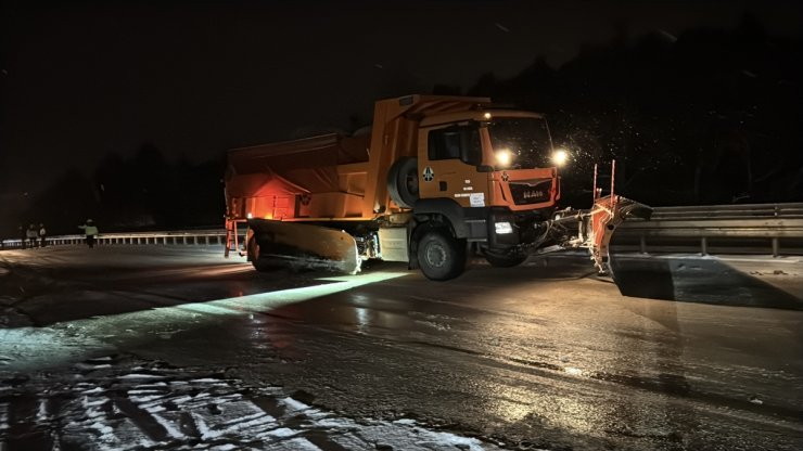 Kastamonu'da kar yağışı ulaşımda aksamalara neden oluyor