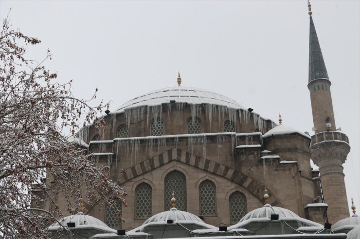 Kayseri'de kar etkili oluyor