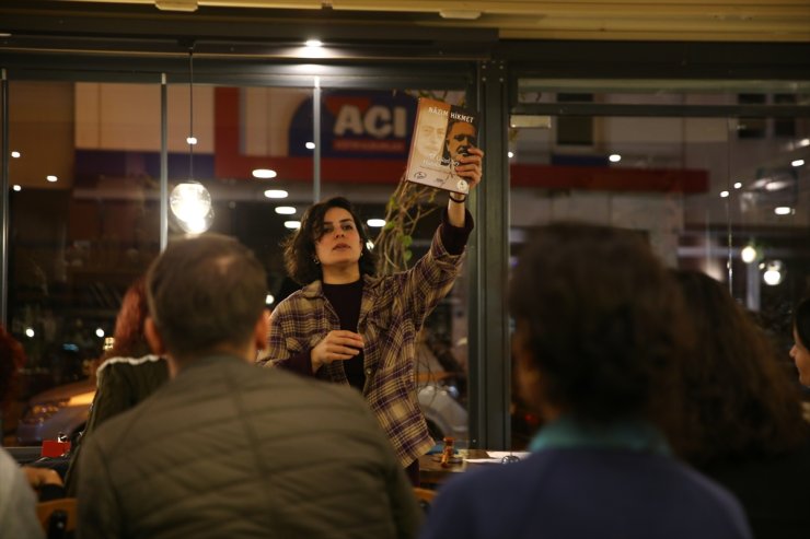 Mersin'de kurulan mezatta eski sevgililerden kalan hediyeler satışa sunuldu
