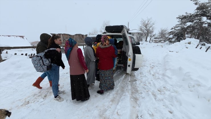 Samsun'da UMKE ekibi karla kaplı yolda hasta bebek için seferber oldu
