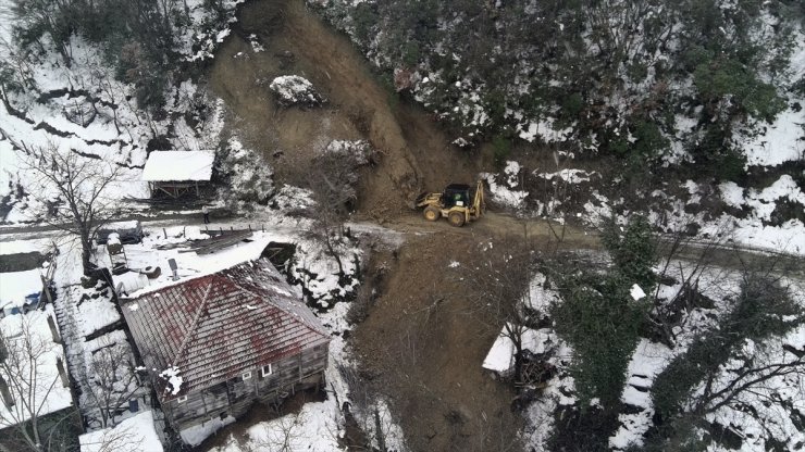 Sinop'ta toprak kayması sonucu kapanan köy yolu ulaşıma açıldı