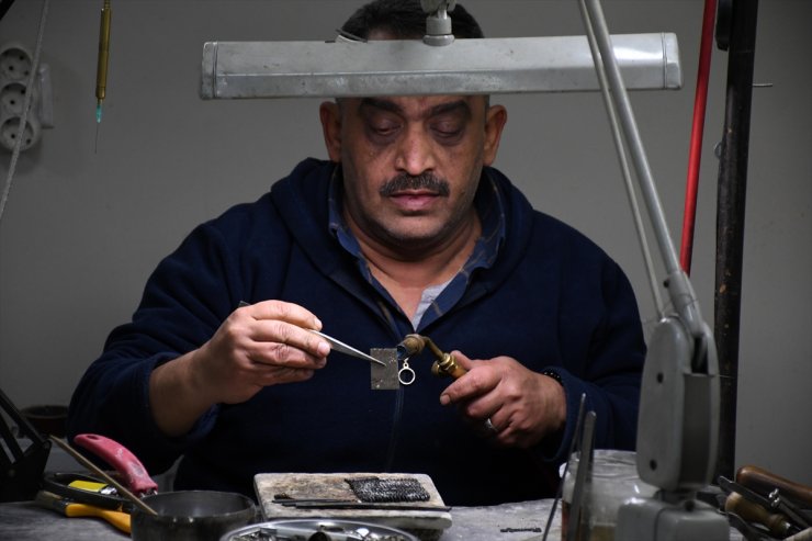Ustasının ata yadigarı 250 yıllık tezgahında sadekarlığı yaşatıyor