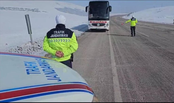 Ardahan'da otobüsler yolcu gibi seyahat eden jandarma ekiplerince denetleniyor
