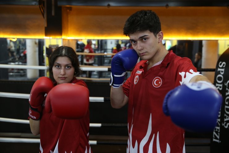 Aynı şampiyonada altın madalya kazanan kick boksçu kardeşlerin hedefi yeni şampiyonluklar