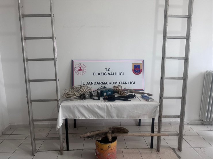 Elazığ'da kaçak kazı yapan 3 kişi suçüstü yakalandı