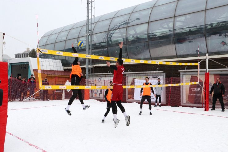 Erzurum'da düzenlenen Üniversiteler Arası Türkiye Kar Voleybolu Şampiyonası devam ediyor
