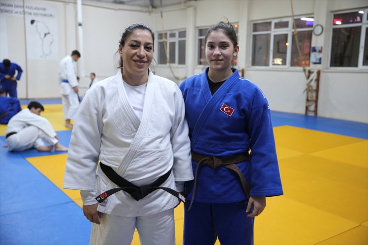 İlkleri başaran anne ile izinden giden kızının judo hikayesi