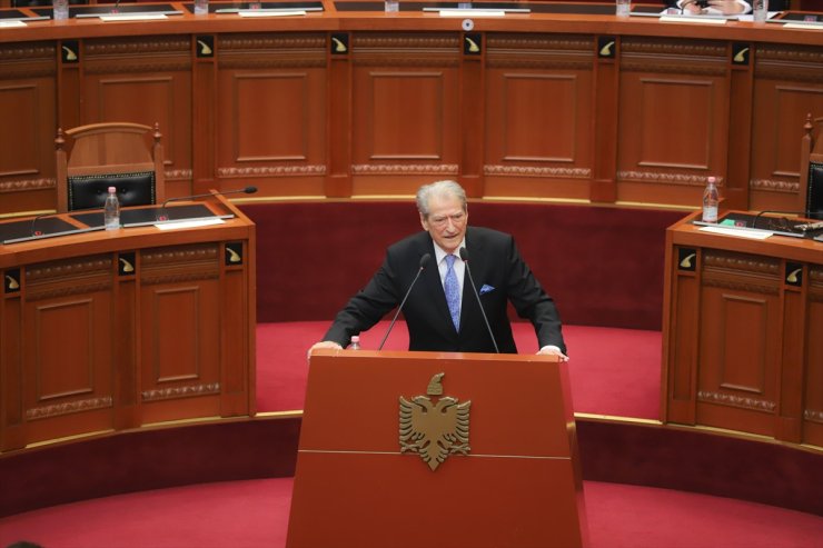 Arnavutluk Meclisi'nde Tiran Belediye Başkanı Veliaj'ın gözaltına alınması nedeniyle gerginlik yaşandı