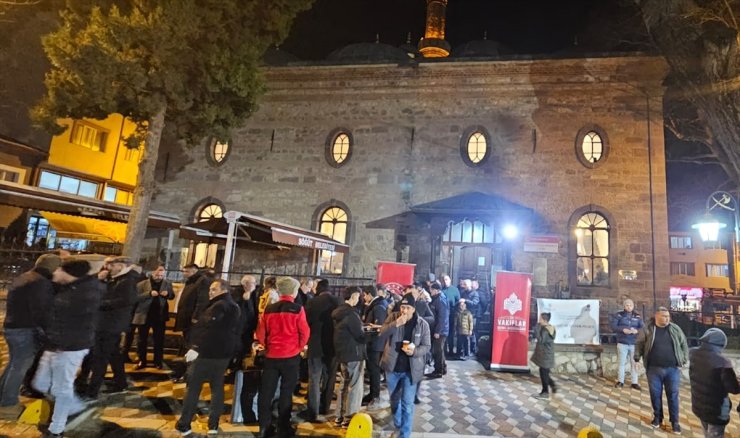 Berat Kandili dolayısıyla vatandaşlara salep ve kandil simidi ikram edildi