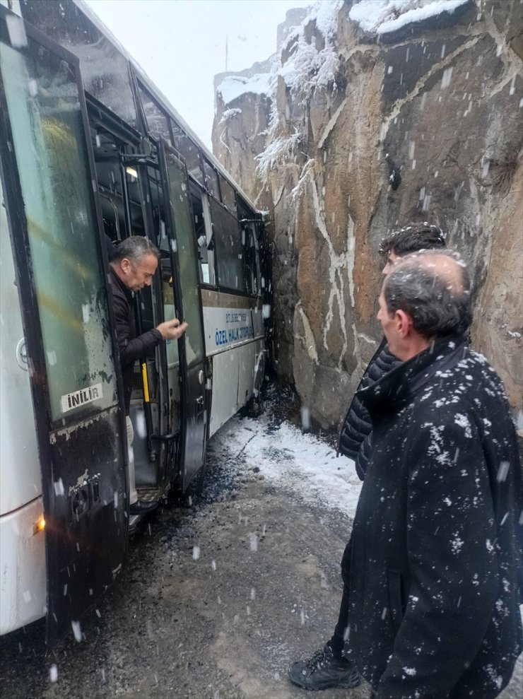 Bitlis'te duvara çarpan halk otobüsündeki 4 kişi yaralandı