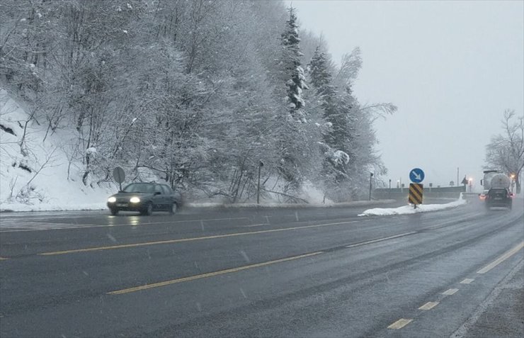 Bolu Dağı'nda kar ve sis etkili oldu