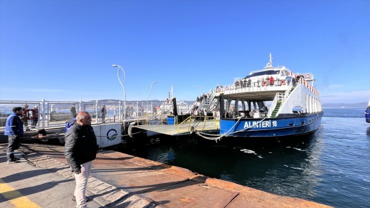 Çanakkale Boğazı'nda makine arızası yapan feribot iskeleye yanaştırıldı