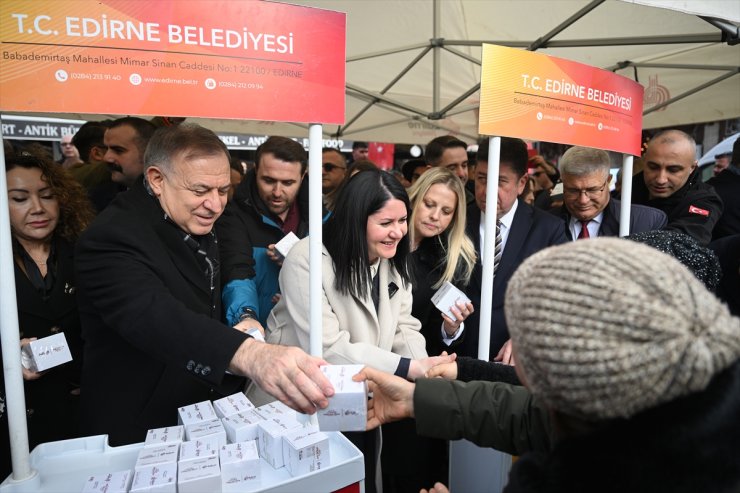 CHP Genel Başkan Yardımcısı Zeybek, Edirne'de kandil simidi dağıttı