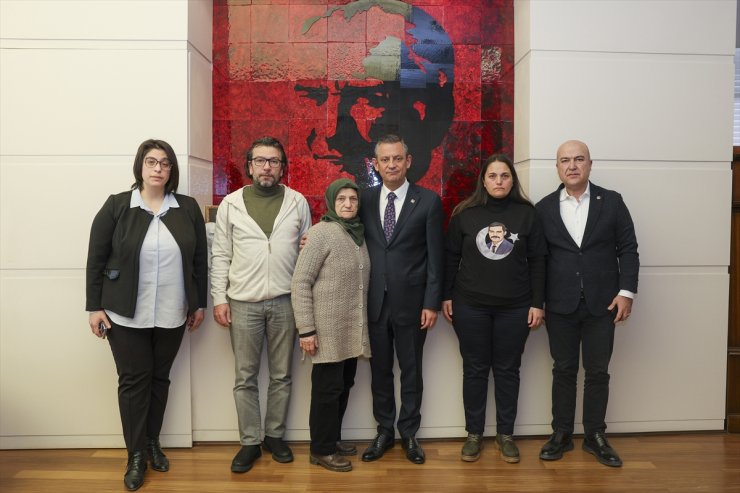 CHP Genel Başkanı Özel, Sinan Ateş'in annesi Saniye Ateş ile görüştü