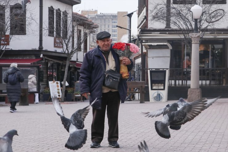 Hamamönü'nün "Gül Baba"sı 20 yıldır gönüllü çiçek dağıtıyor