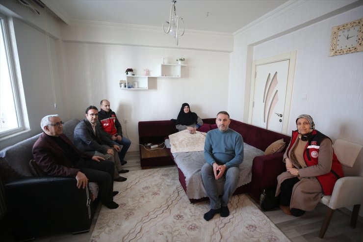 Hastalığı nedeniyle 12 yıldır yürüyemeyen eşine aşkla bakıyor