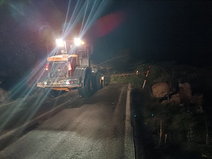 Kastamonu'da heyelan nedeniyle kapanan yol ulaşıma açıldı