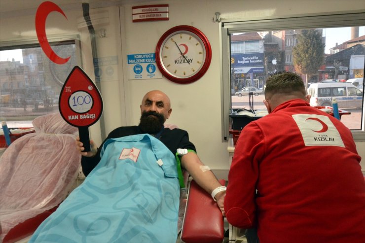 Kütahya'da yüzüncü kez kan veren doktor kan bağışının önemine dikkati çekti