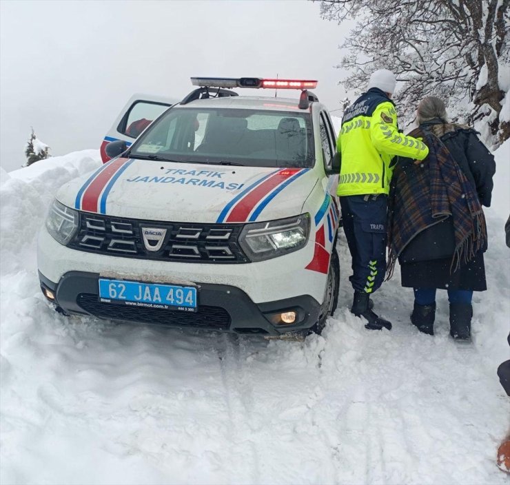 Tunceli'de kardan yolu kapanan köydeki hastayı jandarma hastaneye ulaştırdı