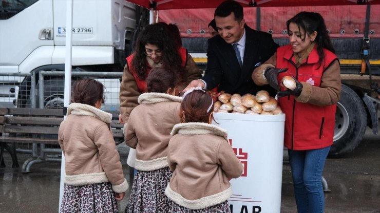 Vakıflar Genel Müdürlüğünden, ülkesine dönen Suriyelilere sınırda ikram