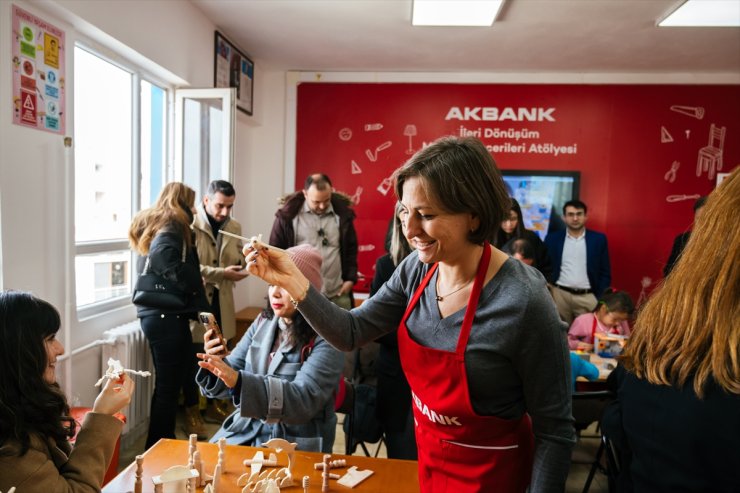 Akbank, Hatay'da anaokulu ve ilkokul öğrencilerine ileri dönüşüm mobilya eğitim atölyesi kurdu