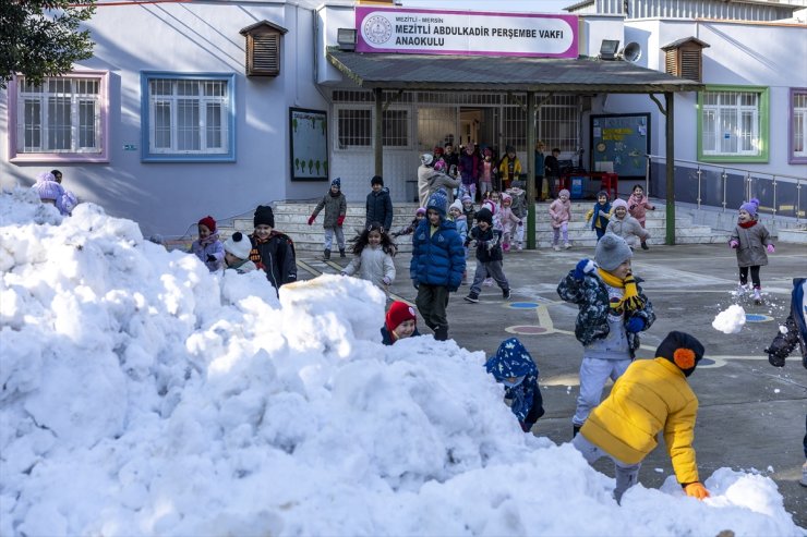Mersin'de anaokulu öğrencilerine "kar" sürprizi