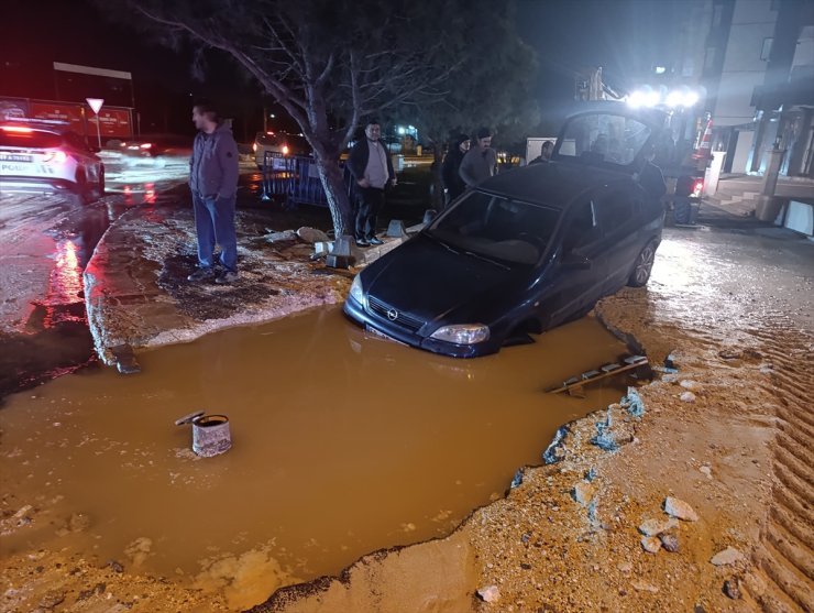 Tekirdağ'da içme suyu isale hattının patlamasıyla oluşan çukura otomobil düştü
