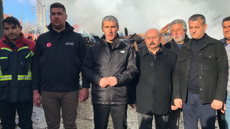 Uşak'ta çıkan yangında 6 ev hasar gördü