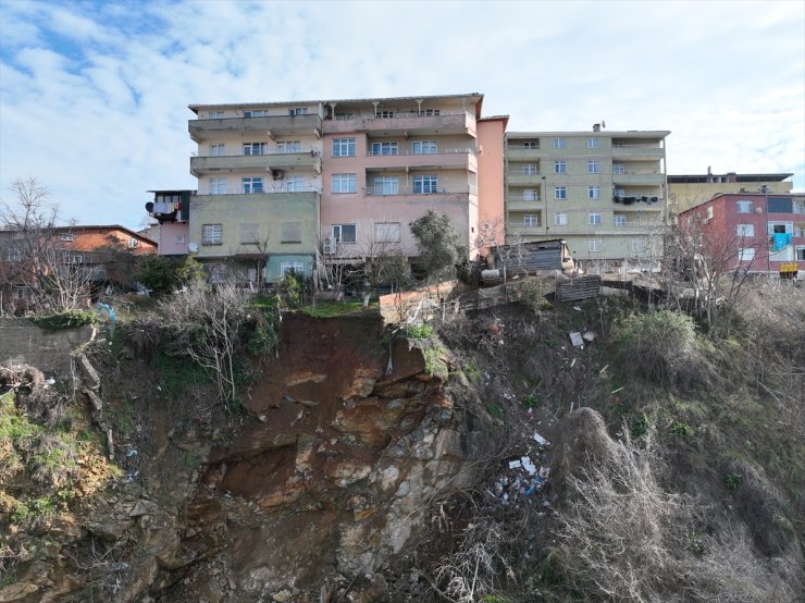 Üsküdar'da toprak kaymasına ilişkin hasar tespit çalışmaları sürüyor