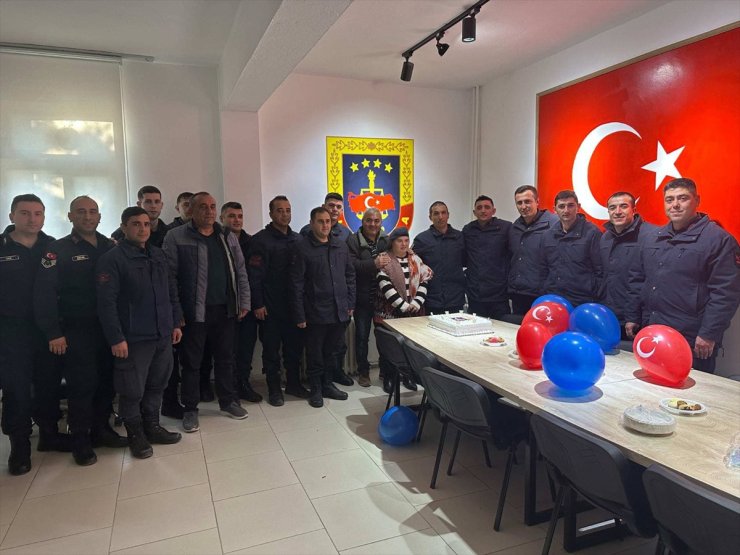 Yozgat'ta jandarma ekiplerinden down sendromlu Suna'ya doğum günü sürprizi