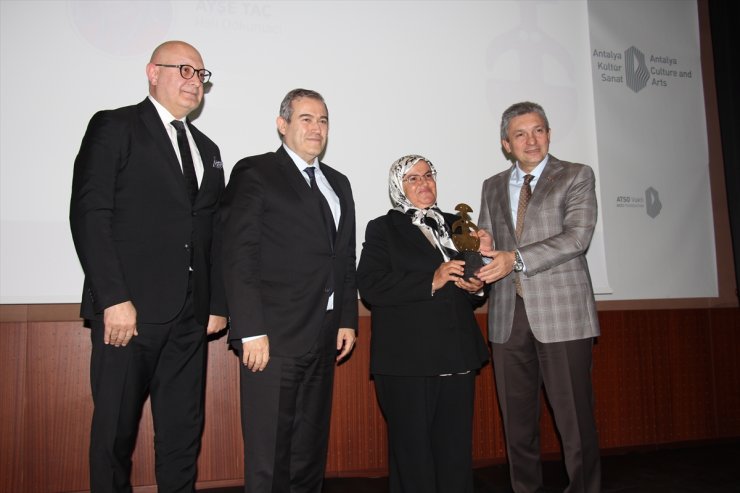 ATAV'ın "Jale İnan 2024 Yılın Kadını Ödülü" halı dokumacısı Ayşe Taç'a verildi