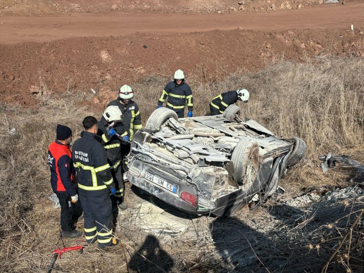 Batman'da şarampole devrilen otomobildeki 3 kişi yaralandı