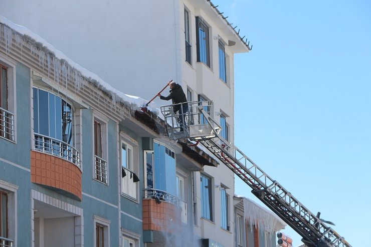 Bingöl'de çatılarda tehlike arz eden buz sarkıtları kırılıyor