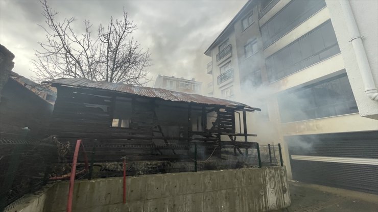 Bolu'da barakada çıkıp tek katlı ev ve apartmana sıçrayan yangın söndürüldü