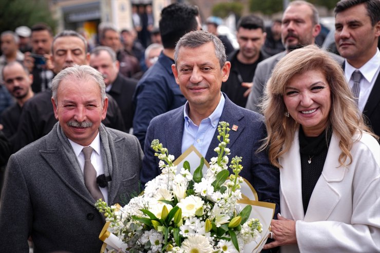 CHP Genel Başkanı Özel'den Salihli'de belediye ve partisinin ilçe başkanlığına ziyaret